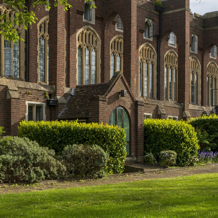 London Chigwell Grounds And Hotel 09 84320