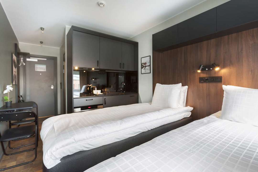56044 053 Guestroom