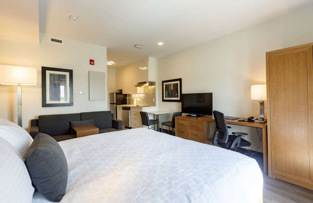 61103 018 Guestroom